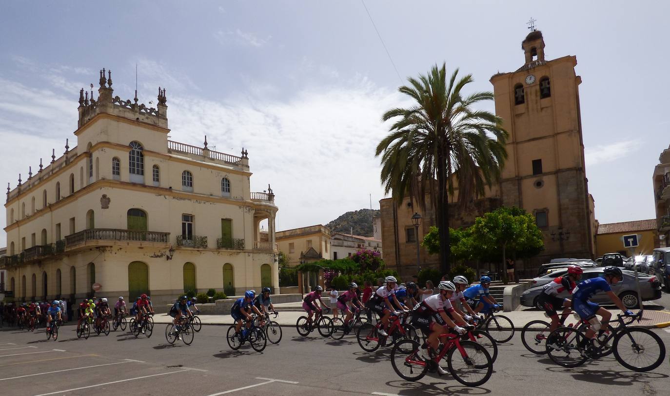 Centenares de personas presenciaron la salida de la tercera etapa de la Vuelta a Extremadura
