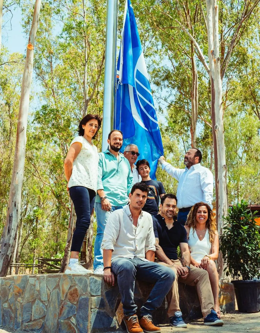 El ayuntamiento de Castuera iza la Bandera Azul de la playa de la Isla del Zújar por primera vez