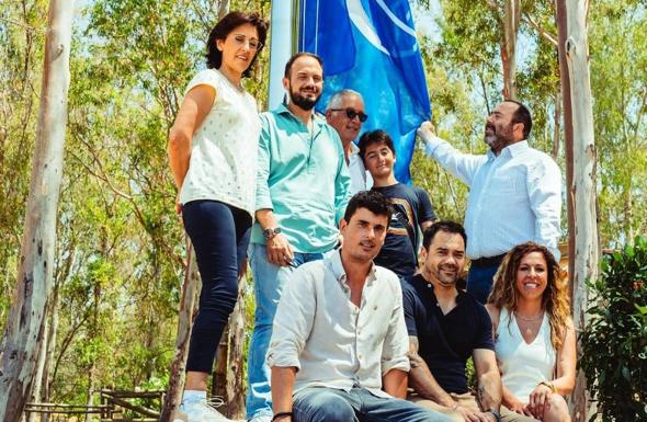 El ayuntamiento de Castuera iza la Bandera Azul de la playa de la Isla del Zújar por primera vez