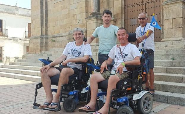 Castuera recibe a la primera expedición en hacer el Camino Mozárabe en silla de ruedas
