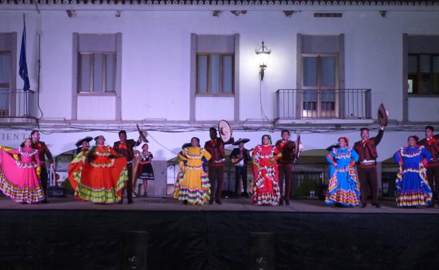 El folclore de México llenó de música y color la concurrida plaza de España