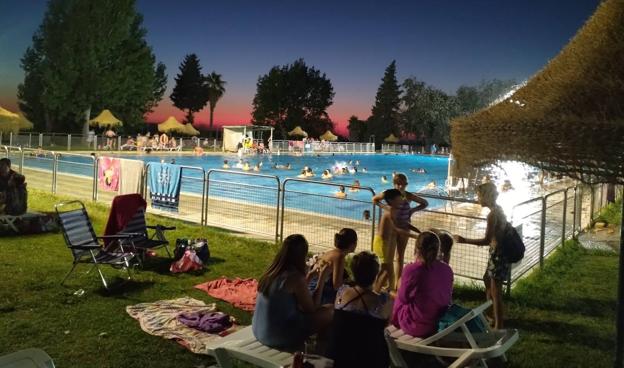 La primera jornada de ampliación de horario en la piscina municipal contó con 821 usuarios