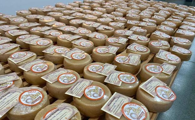 Los participantes en el taller 'Hazte tu Queso' recogen sus piezas