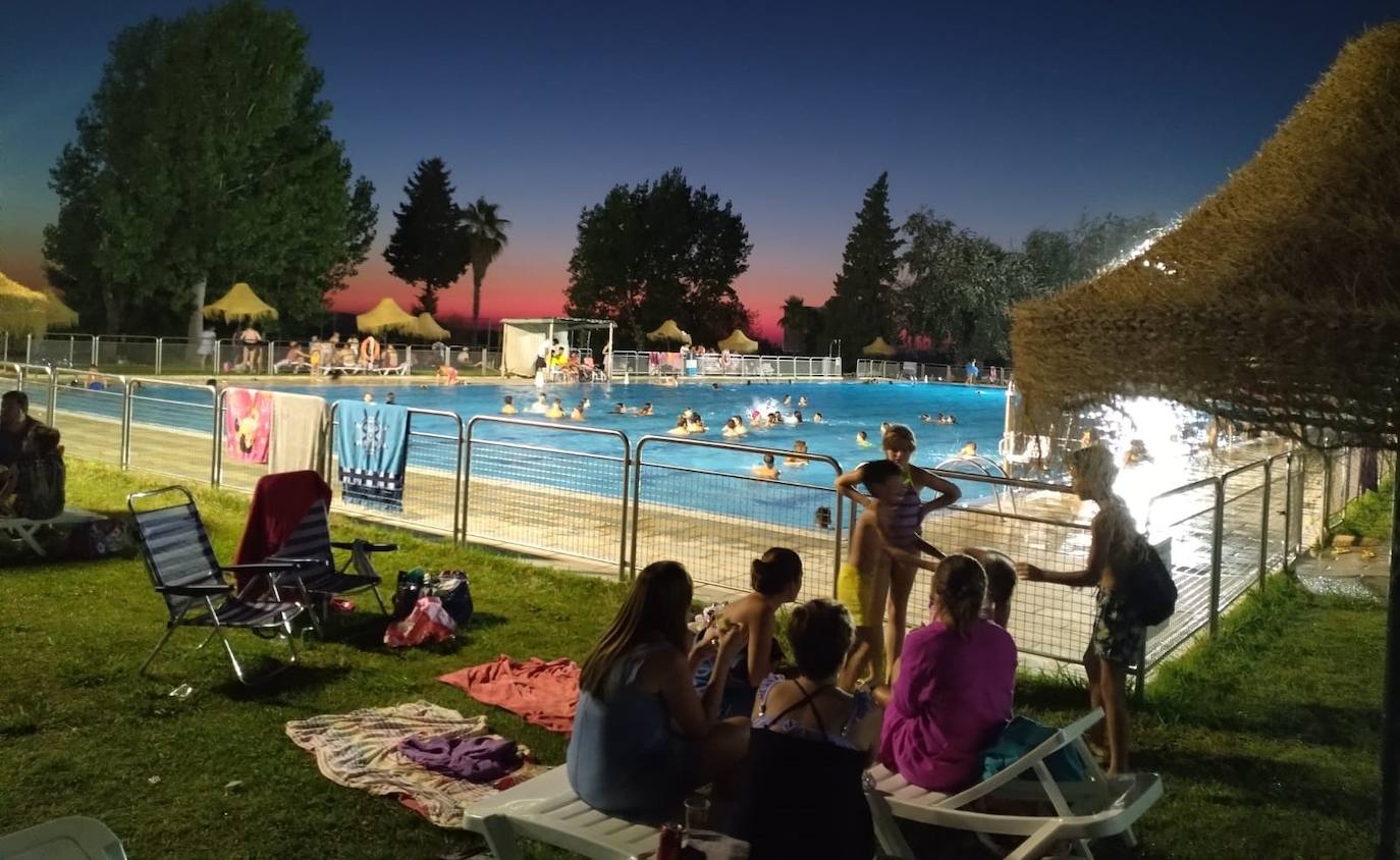 La primera jornada de ampliación de horario en la piscina municipal contó con 821 usuarios