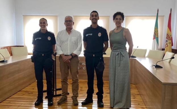 Los nuevos agentes de la Policía Local con el alcalde y la concejala de Igualdad.