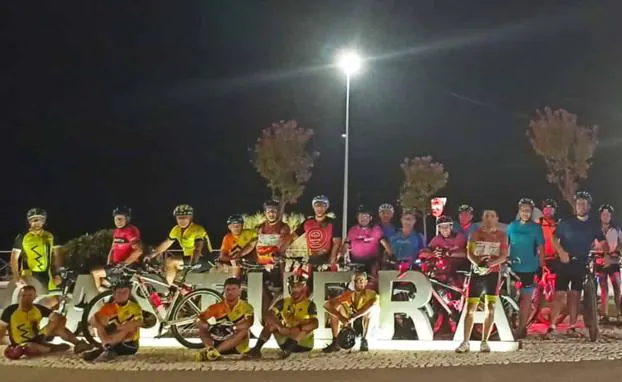 Buen ambiente y deportividad en la ruta nocturna ciclista BTT 'Luna Llena'