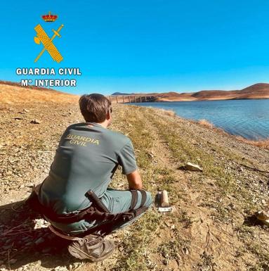 La Guardia Civil desactiva un proyectil de artillería de la Guerra Civil hallado en el pantano de la Serena