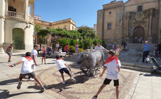 El encierro de toros simulados llenó de chiquillería la Plaza de España