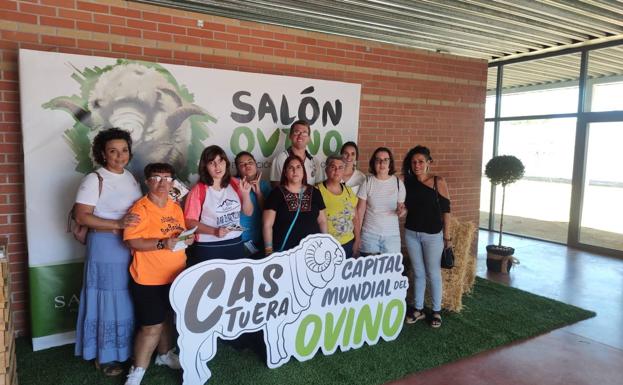 Usuarios y monitores de Adiser visitan el Salón Ovino