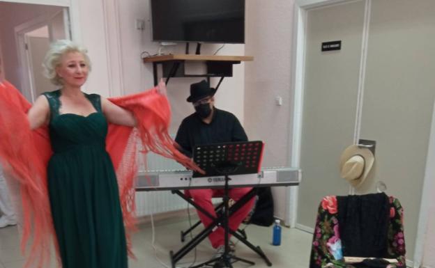 El espectáculo 'Vivir la Copla' llega a la Residencia de Mayores 'La Serena'