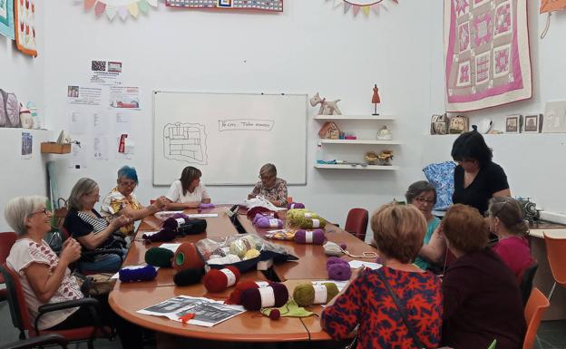 Las primeras creaciones del taller creativo-artístico 'Lan-Arte' ya están listas para salir a la calle