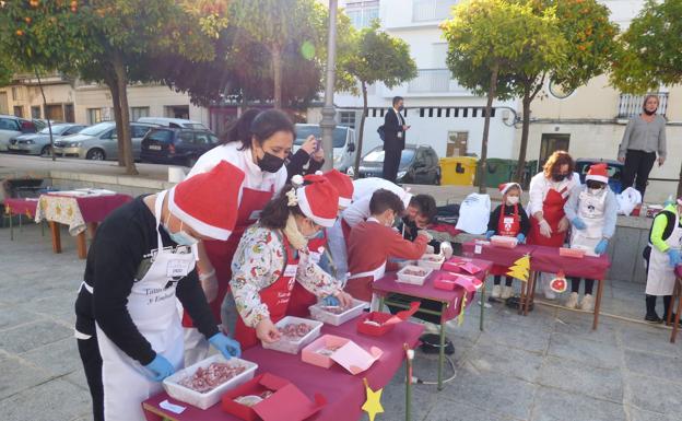 El ayuntamiento organiza talleres infantiles de migas extremeñas y de llenado de embutidos