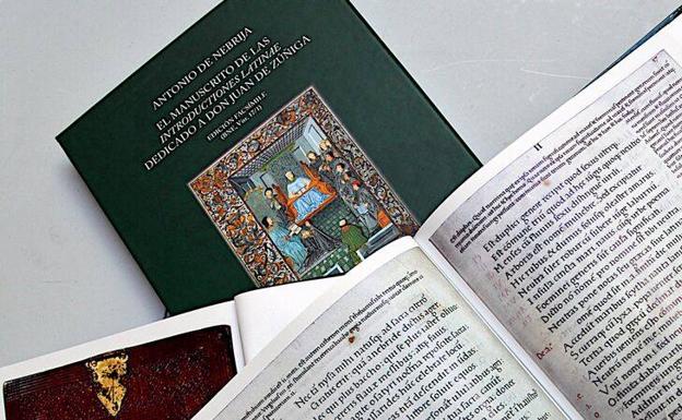La Biblioteca Municipal de Castuera recibe el facsímil 'Introductiones Latinae' de Antonio de Nebrija