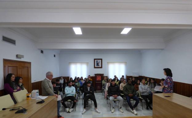 En el salón de plenos con el alcalde, Francisco Martos y la concejala, Piedad Roso. /f.v