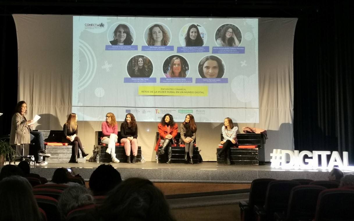 Mujeres de la comarca de La Serena se reúnen en un encuentro para abordar los retos de la mujer rural en un mundo digital