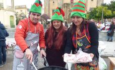 El concurso de «Migas de Navidad» y los talleres infantiles llenaron de buen ambiente la Plaza de España