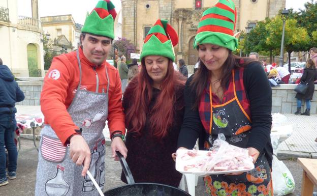 El concurso de «Migas de Navidad» y los talleres infantiles llenaron de buen ambiente la Plaza de España