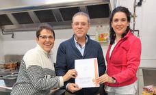 El Centro especial de Empleo de Adiser-Horizontes recibe de Apamex recibe un informe para adaptar un puesto de trabajo de cocinera a personas con discapacidad