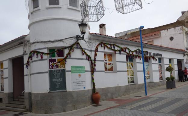 La primera creación del taller creativo-artístico «Lan-Arte» decora ya la fachada del mercado de abastos