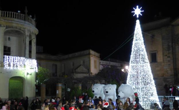 El Pasacalle infantil 'Navidad Polar en Castuera' anima las calles de la localidad