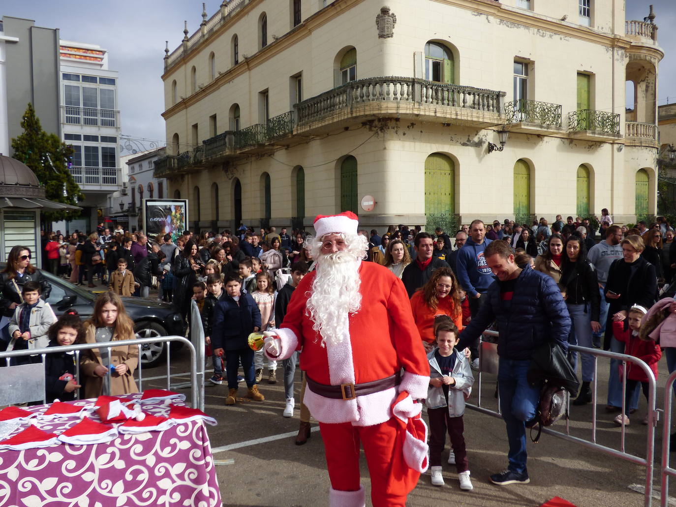 La cabalgata de Papá Noel volvió a llenar de ilusión las calles de Castuera