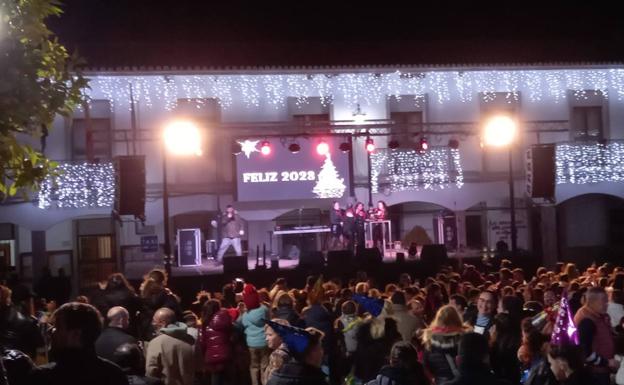 La Plaza de España se llenó en la fiesta de precampanadas de Fin de Año