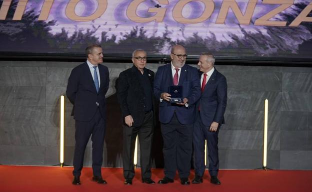 Benito González recibe la insignia olímpica del Comité Olímpico Español