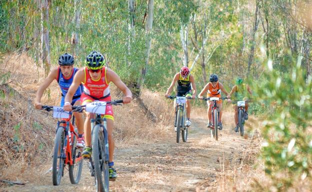 La Federación Extremeña de Triatlón presenta el calendario y las sedes de los Campeonatos de Extremadura de Duatlón y Triatlón 2023