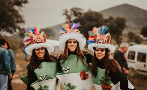El Carnaval Zorrero volverá a llenar de disfraces, gastronomía y 'gallos' la dehesa de Esparragosa de la Serena