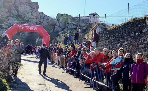 La cencerrada de la ruta senderista 'Balcón de La Serena' en apoyo a La Buitrera 2023, animó un año más la meta la prueba