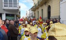 El pasacalle escolar volvió llenar de Carnaval las calles de Castuera