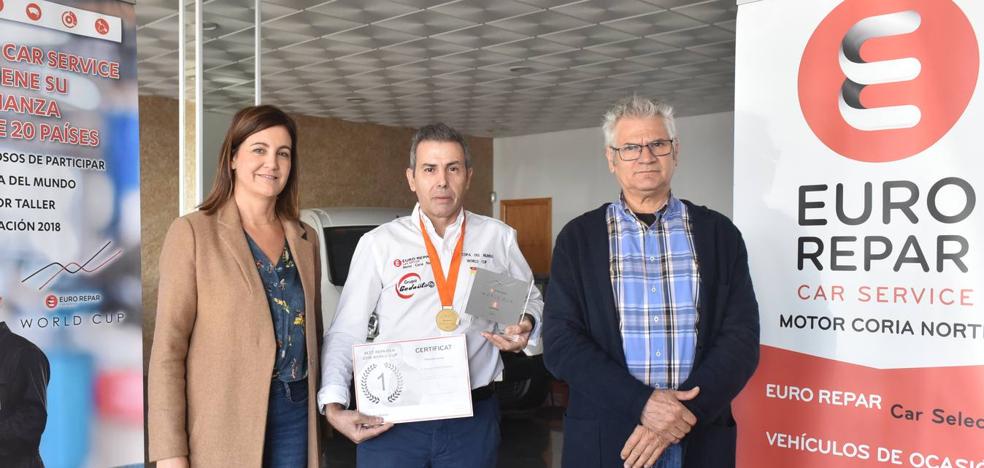 Manuel Fornet recibe un premio internacional en París