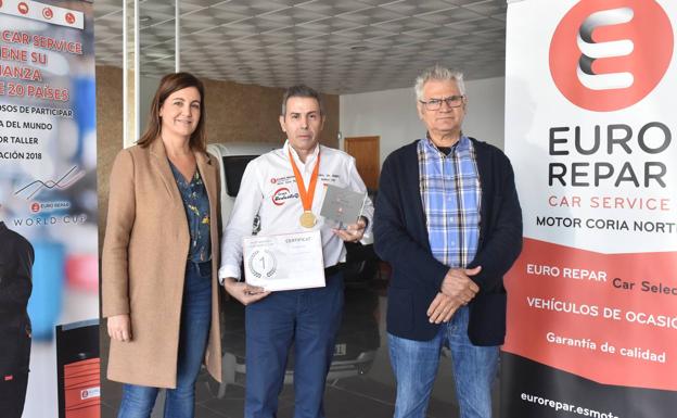 Manuel Fornet recibe un premio internacional en París