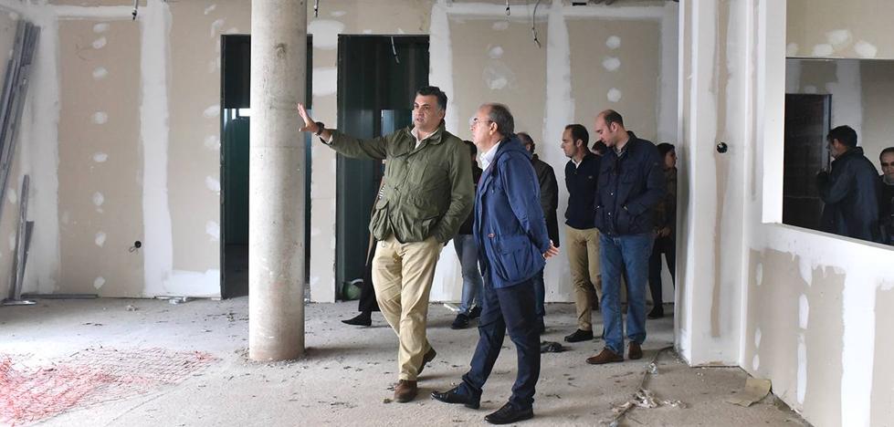Monago promete una inversión de 900.000 euros para el centro de día de Coria