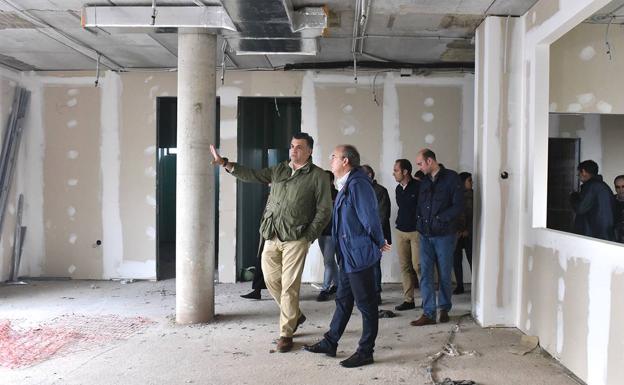 Monago promete una inversión de 900.000 euros para el centro de día de Coria