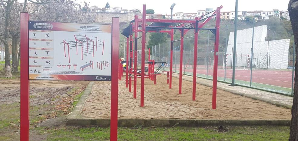 El Consistorio instala un circuito deportivo exterior en el polideportivo