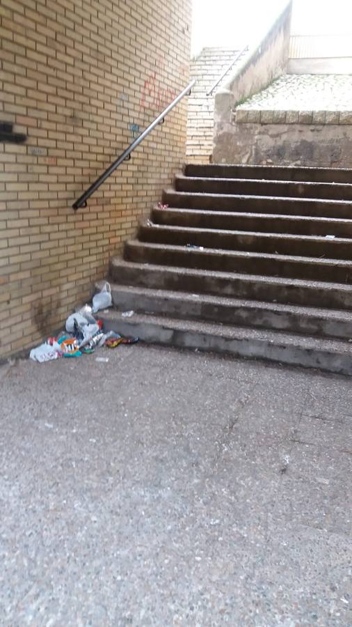 Vecinos de las 120 Viviendas denuncian la basura que deja el botellón en las escaleras
