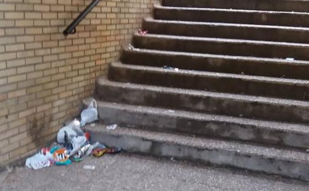 Vecinos de las 120 Viviendas denuncian la basura que deja el botellón en las escaleras