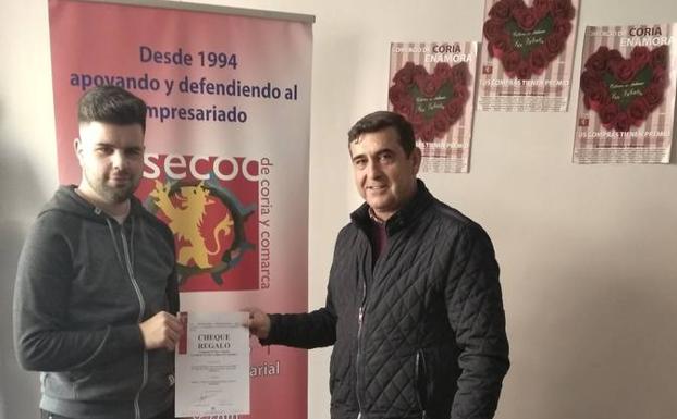 Asecoc entrega a los ganadores el premio San Valentín 'Comercio de Coria Enamora'