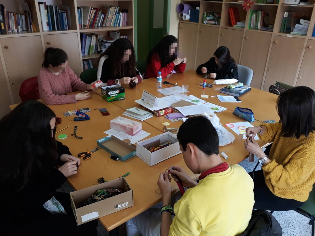 Alumnos del Alagón elaboran artesanía africana para ayudar a mujeres de Burkina Faso