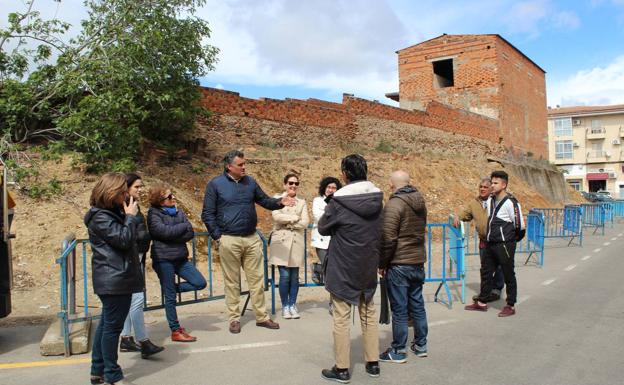 El alcalde visita las ruinas del Convento de San Francisco con sus propietarios y el arqueólogo territorial