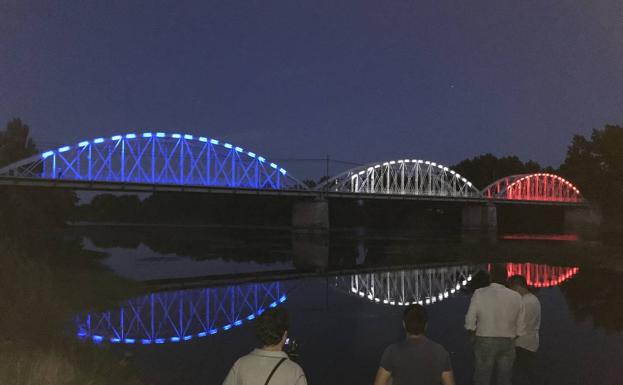 Inaugurada la nueva iluminación del Puente de Hierro en su 110 aniversario