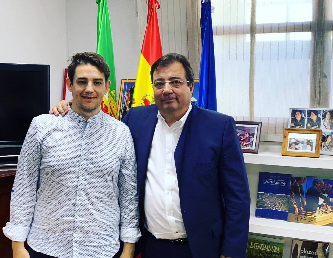 El portavoz del PSOE en Coria, Héctor Lisero se reúne con el Presidente de la Junta
