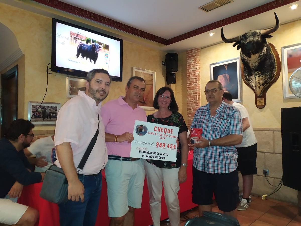 La Hermandad de Donantes de Sangre recibe un cheque solidario