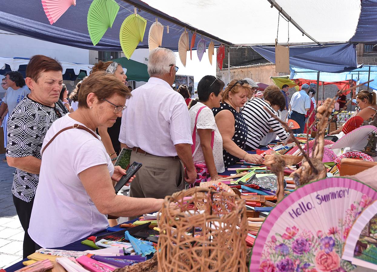 El XXV Jueves Turístico volvió a llenar de artesanos el casco histórico de la ciudad