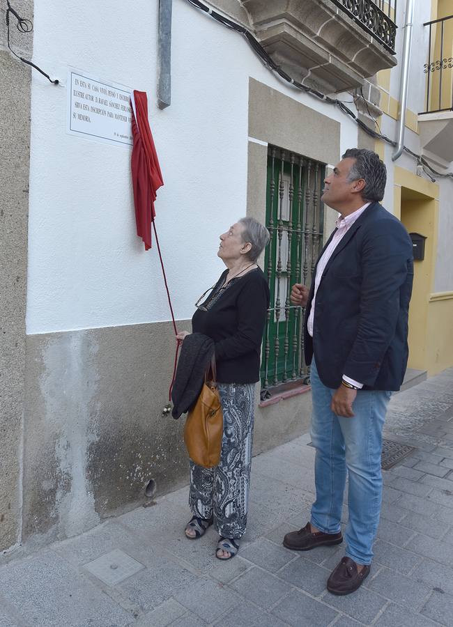 Una placa en memoria del escritor Rafael Sánchez Ferlosio en la casa donde residió