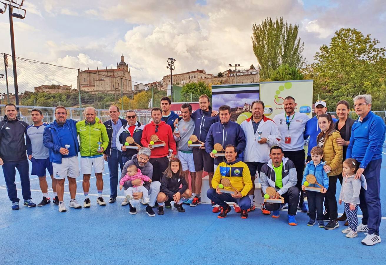 El Club de Tenis Cauria laureado en el campeonato de Extremadura de Veteranos celebrado en Coria