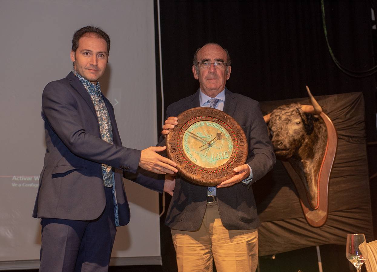 Homenaje de la Asociación de Jóvenes Taurinos al ganadero de reses bravas Adolfo Martín