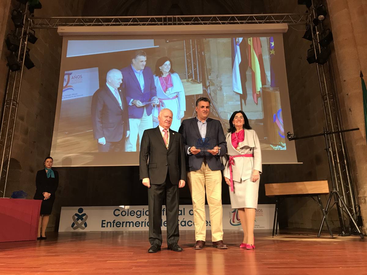 El Colegio de Enfermería premia al Ayuntamiento de Coria por su contribución al desarrollo de la profesión