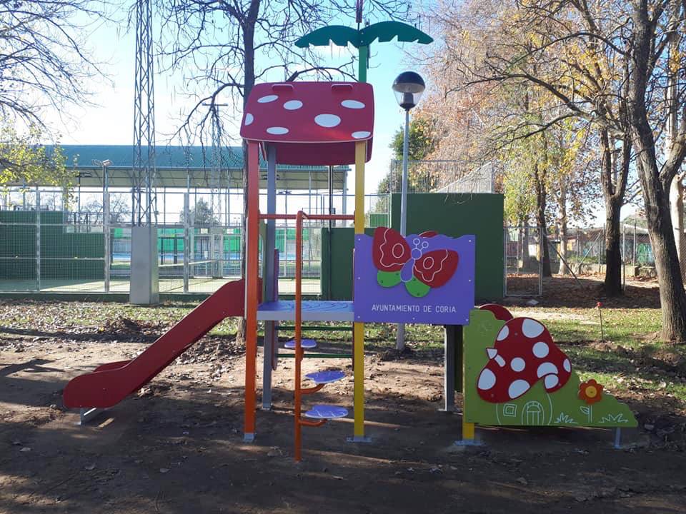 El Ayuntamiento continúa con la instalación de parques infantiles en Coria y sus pedanías